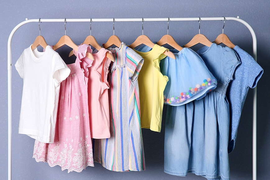 cabides cheios de roupas de nenens organizadas após lavagem